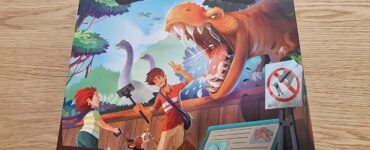 Image of the board game "Draftosaurus" featuring colorful artwork of children interacting with dinosaurs. The game box displays a T-Rex and includes details such as the names of the designers and the recommended age, player count, and playtime, emphasizing its family-friendly gameplay suitable for ages 8 and up.