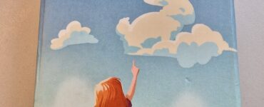 Colorful board game box for "LOUDS" by Blue Orange Games, featuring children observing cloud shapes. Ideal for family fun, suitable for ages 4 and up, designed for 2-5 players with a quick 10-minute gameplay.