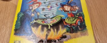 Colorful board game box for "Wunder-Kessel" by HABA, featuring two whimsical witches around a bubbling cauldron, designed for 2 to 4 players aged 5 and up. The vibrant yellow packaging highlights the magical theme and playful illustrations.