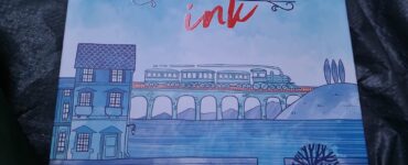 Cover of the board game "Railroad Ink: Deep Blue Edition" by Hjalmar Hach and Lorenzo Silva, featuring a whimsical illustration of a train crossing a bridge with buildings and trees in a blue color palette.