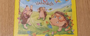 Colorful board game box for "Hedgehog Haberdash" by HABA, featuring playful hedgehogs and autumn leaves. Suitable for ages 3 and up, ideal for family game nights.