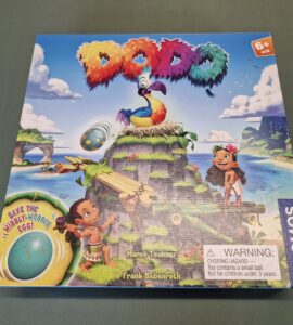Colorful board game "Dodo" featuring a vibrant dodo bird on a tropical island, with children playing and an egg illustration. Suitable for ages 6 and up, designed by Marco Teubner and Frank Bebenroth, published by Kosmos.