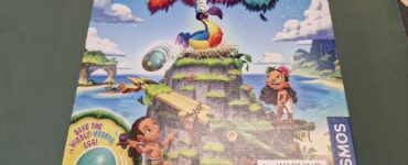 Colorful board game "Dodo" featuring a vibrant dodo bird on a tropical island, with children playing and an egg illustration. Suitable for ages 6 and up, designed by Marco Teubner and Frank Bebenroth, published by Kosmos.