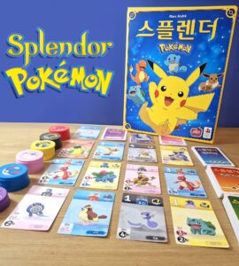 Image of the board game "Splendor: Pokémon" featuring colorful cards and tokens on a wooden table. The game box showcases Pikachu and other Pokémon characters, highlighting the combination of strategy and Pokémon themes. Ideal for family game nights and Pokémon fans.