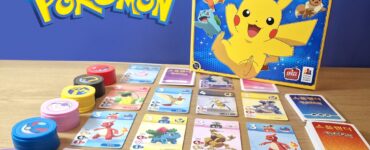 Image of the board game "Splendor: Pokémon" featuring colorful cards and tokens on a wooden table. The game box showcases Pikachu and other Pokémon characters, highlighting the combination of strategy and Pokémon themes. Ideal for family game nights and Pokémon fans.