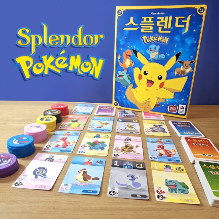 Image of the board game "Splendor: Pokémon" featuring colorful cards and tokens on a wooden table. The game box showcases Pikachu and other Pokémon characters, highlighting the combination of strategy and Pokémon themes. Ideal for family game nights and Pokémon fans.