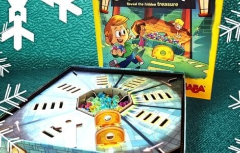 Colorful board game "Clever Keys" featuring a treasure hunt theme, with the game box and an open game board displaying hidden treasures and keys. Perfect for family game nights and enhancing problem-solving skills.