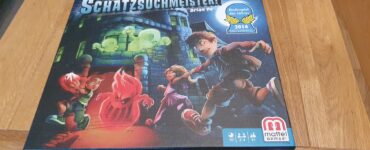 Colorful board game box of "Geister, Geister, Schatzsuchmeister!" designed by Brian Yu, featuring playful children interacting with ghosts. The box highlights the game's awards and includes details such as player count (2-4), playtime (30 minutes), and recommended age (8+).