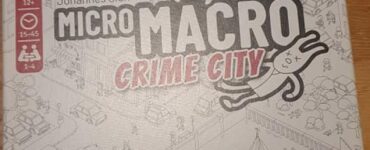 Board game box for "MicroMacro: Crime City" by Johannes Sich, featuring playful illustrations and highlighting gameplay for 1-4 players aged 12 and up, with a playtime of 15-45 minutes.