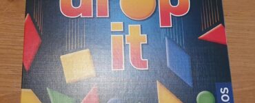 Board game "Drop It" by Bernhard Lurch and Uwe Rapp, featuring colorful geometric shapes on the box cover, published by Kosmos. Ideal for family game nights and strategic gameplay.