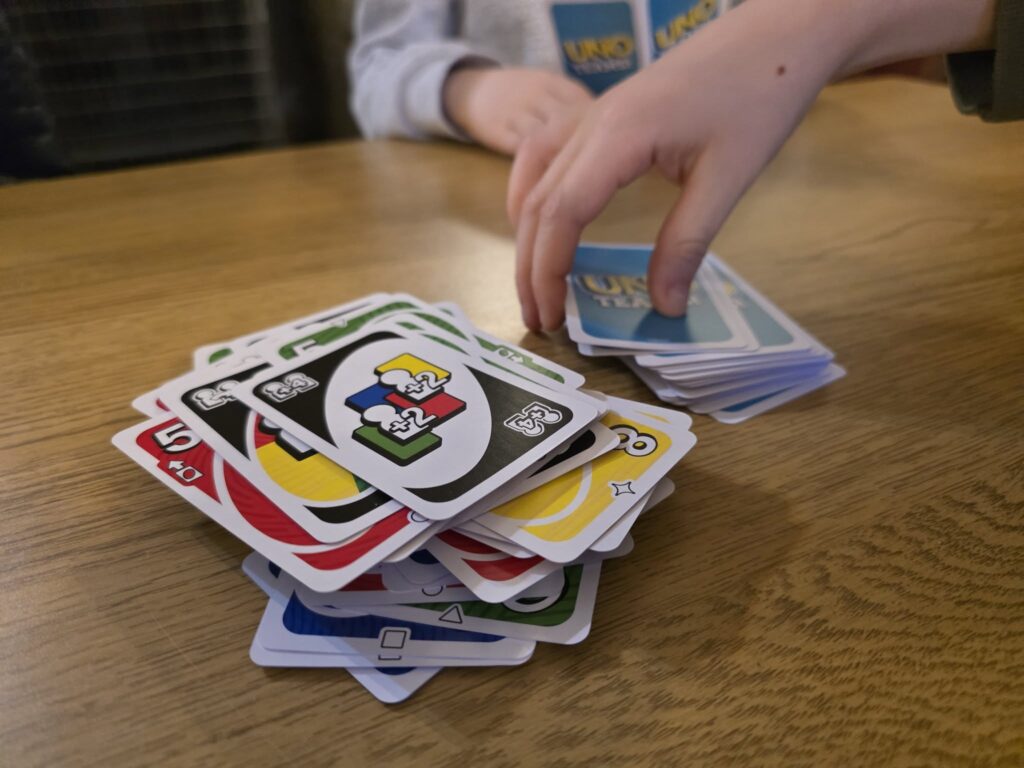 pile of uno cards